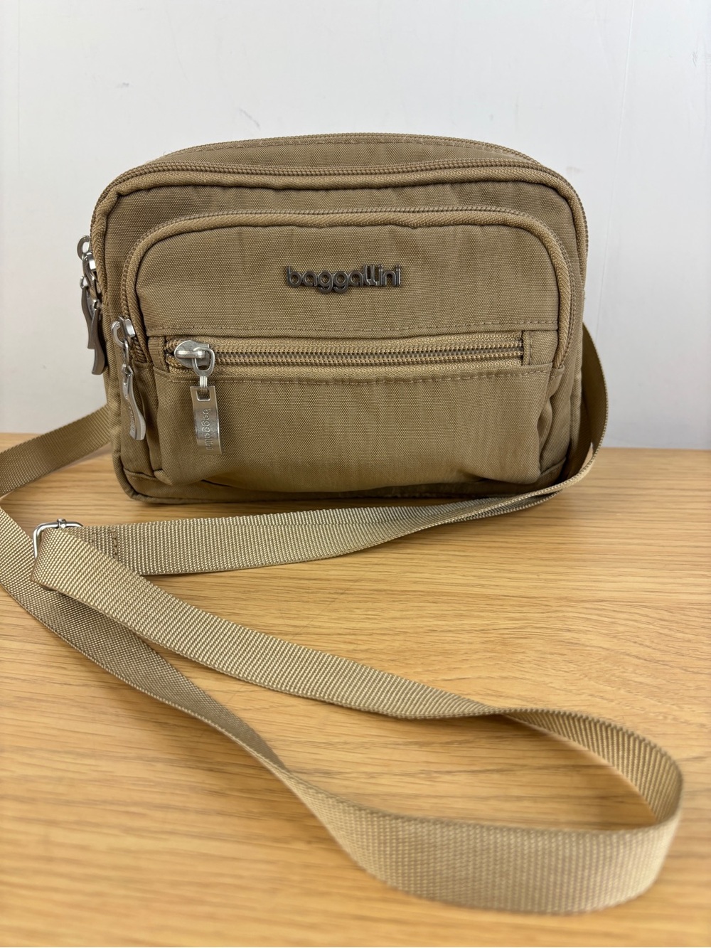 Baggallini Triple Zip Bagg Crossbody Bag Classic  "Beach" (khaki/tan) LIKE NEW